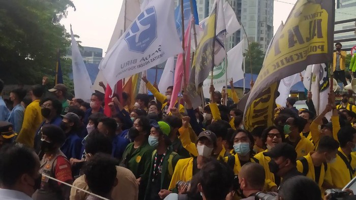 Aliansi BEM SI demo dekat gedung KPK