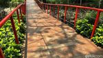 Asrinya Jembatan Gantung di Taman Sumenep