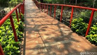 Jembatan gantung dengan panjang sekitar 20 meter ini menghubungkan Jalan Sumenep dan Jalan Purworejo.