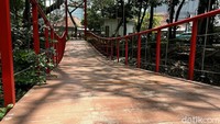 Kini taman tersebut menjadi asri setelah ditanami ragam tanaman hias seperti bakung, kucai mini, lantana, pilo dendron dan masih banyak lagi.