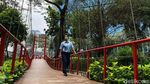 Asrinya Jembatan Gantung di Taman Sumenep