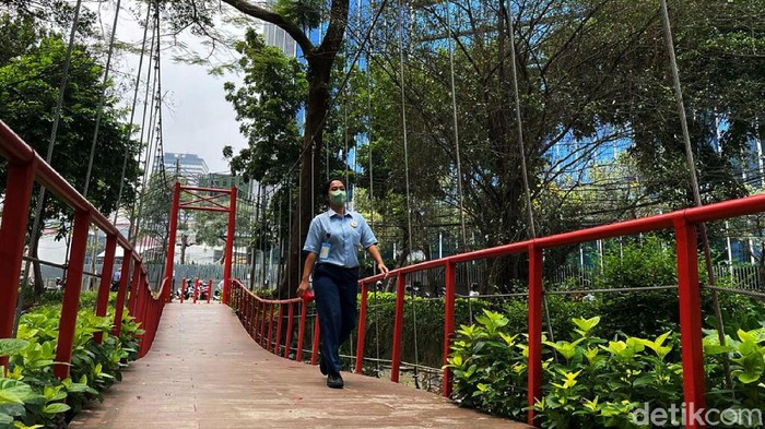 Asrinya Jembatan Gantung di Taman Sumenep Jembatan gantung yang berada di kawasan Taman Sumenep di Tosari, Jakarta Pusat, Senin (27/09/2021), terlihat asri dan cantik.