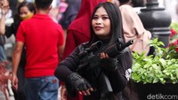 Para cosplayer kembali berlalu lalang di Jalan Asia Afrika untuk mengais rezeki.