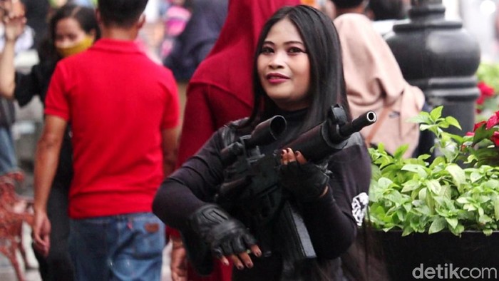 Seiring terus diberlakukannya pelonggaran aturan penanganan COVID-19 di Kota Bandung, para cosplayer kembali berlalu lalang di Jalan Asia Afrika untuk mengais rezeki.