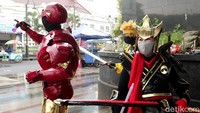 Para cosplayer ini pun meraup cuan yang diberikan oleh para wisatawan.