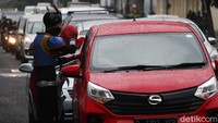 Mereka akan menghibur pengendara yang melintas di Jalan Asia Afrika, Bandung.