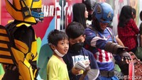 Para cosplayer itu sangat diserbu oleh wisatawan terutama anak-anak yang ingin foto bersama.