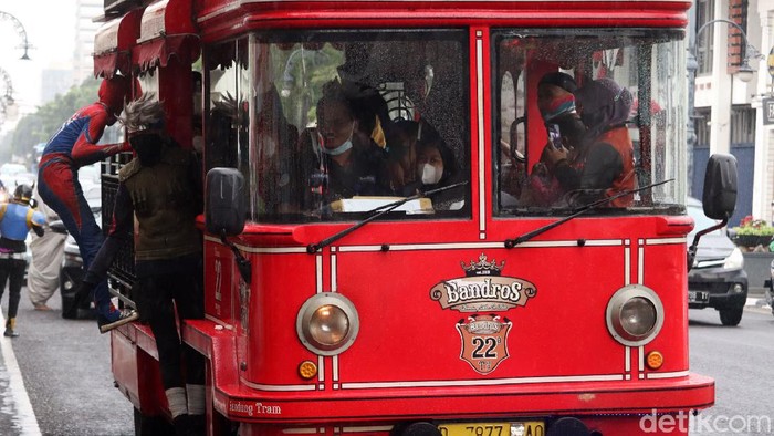 Seiring terus diberlakukannya pelonggaran aturan penanganan COVID-19 di Kota Bandung, para cosplayer kembali berlalu lalang di Jalan Asia Afrika untuk mengais rezeki.