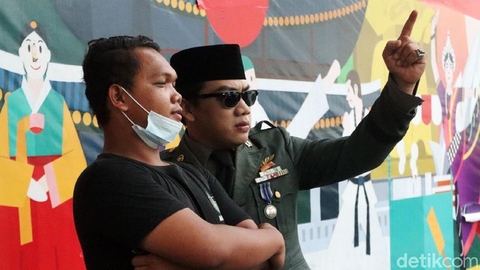 Aturan Diperlonggar, Cosplayer Kembali Beraksi di Jalan Asia Afrika Bandung Seiring terus diberlakukannya pelonggaran aturan penanganan COVID-19 di Kota Bandung, para cosplayer kembali berlalu lalang di Jalan Asia Afrika untuk mengais rezeki.