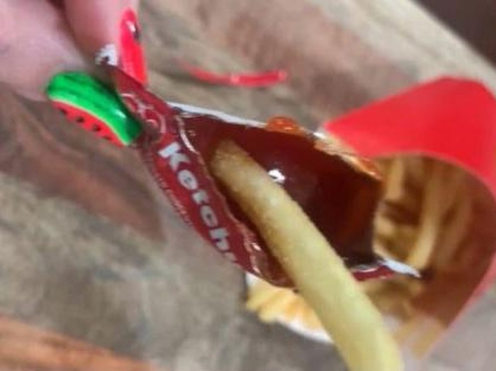 Begini Cara Buka Saus Sachet yang Lebih Efisien