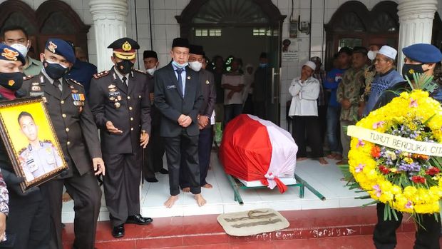 Bharatu (Anm) Muhammad Kurniadi Sutio dimakamkan di Taman Makam Pahlawan di Aceh Tamiang, Aceh. Proses pemakaman dilakukan melalui prosesi upacara militer. (dok Istimewa)