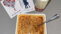 Meski identik dengan image seksi dan sensual, Nastya bisa dibilang tidak pilih-pilih soal makanan. Ia sering makan ramen instan hingga minuman bersoda. Foto: Instagram @nastyaivleeva/@_agentgirl_