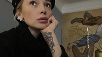 Sukses menjadi bintang televisi sampai selebgram paling beken di Rusia. Gaya-gaya Nastya saat nongkrong di kafe dan restoran juga curi perhatian. Foto: Instagram @nastyaivleeva/@_agentgirl_