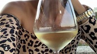 Wine hingga champagne jadi minuman favoritnya nih. Bahkan dalam berbagai kesempatan ia selalu mengunggah momen nongkrong santainya. Foto: Instagram @nastyaivleeva/@_agentgirl_