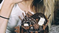Ngopi bareng temannya di kafe kekinian juga disukai selebriti yang satu ini. Foto: Instagram @nastyaivleeva/@_agentgirl_