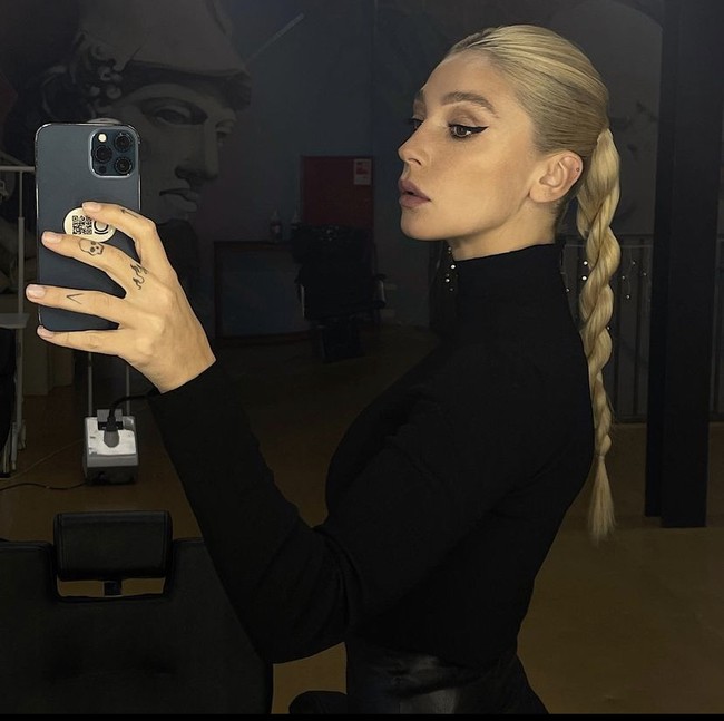 Chiroyli yigit jilmayib qo‘ydi