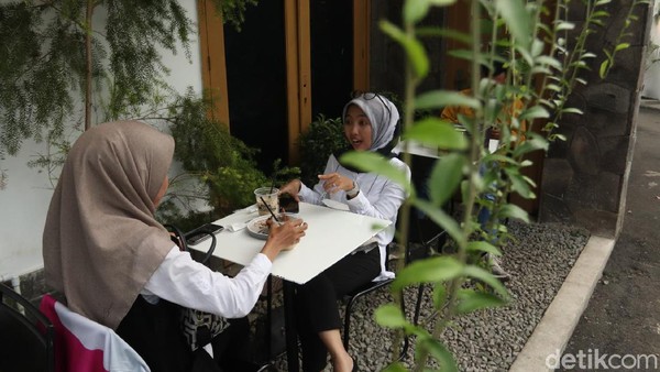Tumbuhan dan tanaman hijau sengaja disimpan di setiap sudut tempat ngopi ini. Sehingga akan terlihat tetap segar bagi siapa saja yang melihatnya. (Wisma Putra/detikTravel) Tumbuhan dan tanaman hijau sengaja disimpan di setiap sudut tempat ngopi ini. Sehingga akan terlihat tetap segar bagi siapa saja yang melihatnya. (Wisma Putra/detikTravel)