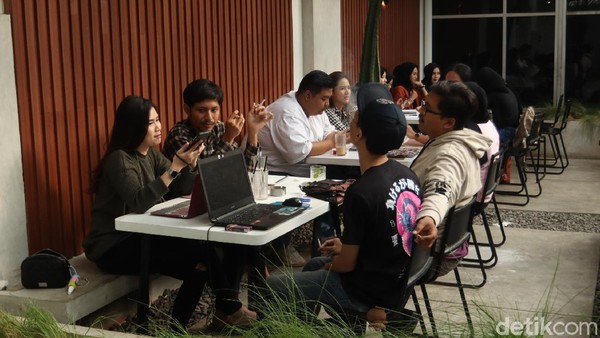 Lokasi kedai kopi yang tidak jauh dari perguruan tinggi ternama di Kota Bandung, tak ayal membuat banyak mahasiswa datang ke tempat ini untuk mengerjakan tugas sekaligus ngopi. (Wisma Putra/detikTravel) Lokasi kedai kopi yang tidak jauh dari perguruan tinggi ternama di Kota Bandung, tak ayal membuat banyak mahasiswa datang ke tempat ini untuk mengerjakan tugas sekaligus ngopi. (Wisma Putra/detikTravel)