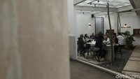 Tempat ngopi ini sengaja diberi nama Coffee de.u agar mudah diingat oleh wisatawan. Kapasitas maksimal kedai kopi ini sekitar 300 orang, namun karena PPKM dibatasi jadi hanya 150-200 orang. (Wisma Putra/detikTravel)
