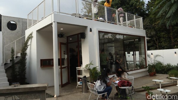 Traveler lagi di Bandung dan ingin mencari tempat nongkrong dan ngopi dengan suasana nyaman? Coffee de.u di Jalan Dipati Ukur ini bisa jadi pilihan. (Wisma Putra/detikTravel) Traveler lagi di Bandung dan ingin mencari tempat nongkrong dan ngopi dengan suasana nyaman? Coffee de.u di Jalan Dipati Ukur ini bisa jadi pilihan. (Wisma Putra/detikTravel)