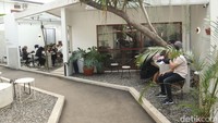 Lokasi tepatnya berada di Jalan Dipati Ukur No 23, Lebakgede, Kecamatan Coblong, Kota Bandung. Kedai kopi ini memiliki konsep tropical minimalis yang membuat betah siapa saja yang mengunjunginya. (Wisma Putra/detikTravel)