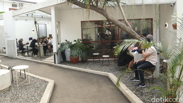 Lokasi tepatnya berada di Jalan Dipati Ukur No 23, Lebakgede, Kecamatan Coblong, Kota Bandung. Kedai kopi ini memiliki konsep tropical minimalis yang membuat betah siapa saja yang mengunjunginya. (Wisma Putra/detikTravel) Lokasi tepatnya berada di Jalan Dipati Ukur No 23, Lebakgede, Kecamatan Coblong, Kota Bandung. Kedai kopi ini memiliki konsep tropical minimalis yang membuat betah siapa saja yang mengunjunginya. (Wisma Putra/detikTravel)