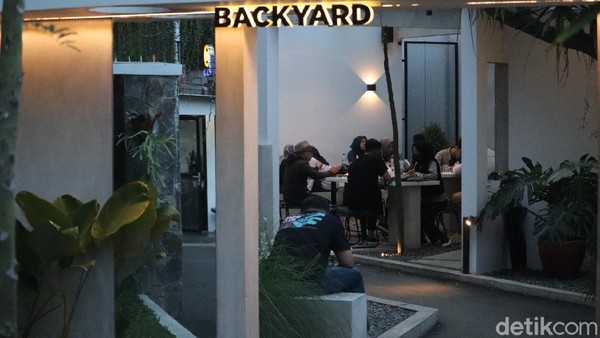 Tempat ngopi ini memiliki bangunan yang unik, ada juga indoor, outdoor dan balkon. Tak hanya itu, setiap sudut instagramnable sekali untuk berswafoto. (Wisma Putra/detikTravel) Tempat ngopi ini memiliki bangunan yang unik, ada juga indoor, outdoor dan balkon. Tak hanya itu, setiap sudut instagramnable sekali untuk berswafoto. (Wisma Putra/detikTravel)