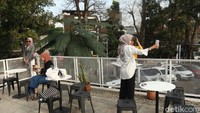 Karena tempat ngopi ini berlokasi strategis, tak jarang wisatawan yang hendak datang ke Bandung berkunjung untuk rehat sejenak dan mencicipi sajian kopi di tempat ini. (Wisma Putra/detikTravel)
