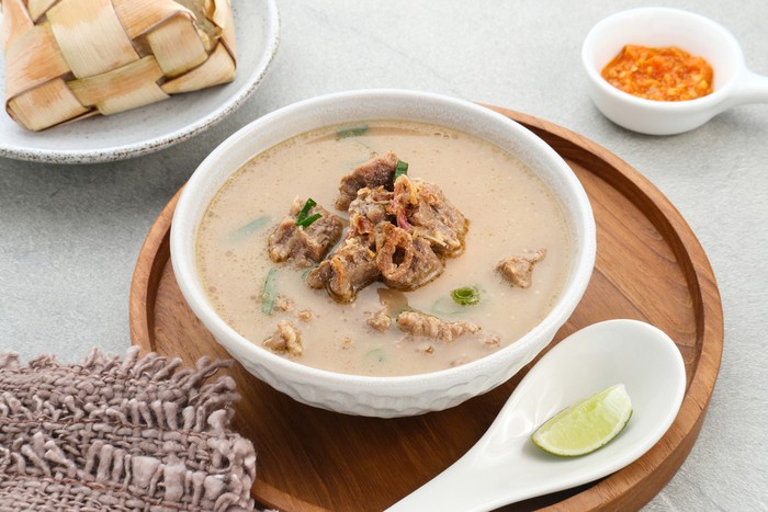 Coto makassar, traditional food of Makassar, South Sulawesi. This food is made from beef offal mixed with beef, seasoned with specially formulated spices. Coto Makassar is usually served with Burasa or Ketupat (rice cakes).