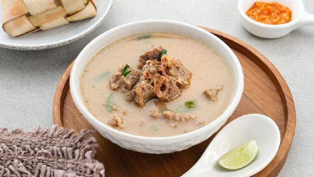 Coto makassar, traditional food of Makassar, South Sulawesi. This food is made from beef offal mixed with beef, seasoned with specially formulated spices. Coto Makassar is usually served with Burasa or Ketupat (rice cakes).