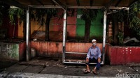 Selain itu saat ini kasus COVID di Indonesia perlahan mulai turun.