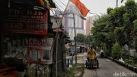 Meskipun vaksinasi terus digeber, tantangan bagi pemerintah adalah untuk mencapai target herd immunity yang berarti butuh 60-70% populasi untuk disuntik vaksin.