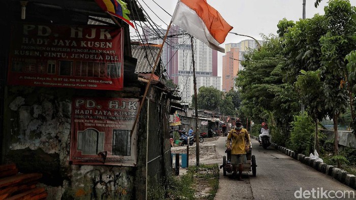 Hingga kini pandemi COVID-19 masih belum berakhir. Warga diharapkan untuk tetap mematahi protokol kesehatan untuk mencegah penyebaran virus tersebut.