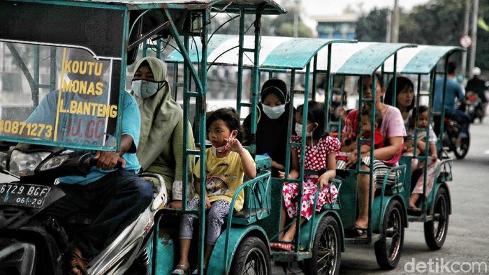 Hingga kini pandemi COVID-19 masih belum berakhir. Warga diharapkan untuk tetap mematahi protokol kesehatan untuk mencegah penyebaran virus tersebut.