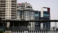 Dalam aturan teranyar mengenai penerapan PPKM level 3 di DKI Jakarta, perkantoran nonesensial beroperasi dengan kapasitas 25 persen staf.