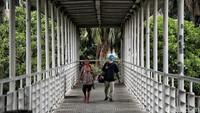 Sejumlah warga beraktivitas di kawaasan Sunter dan Kemayoran, Jakarta, Senin (27/9).