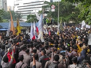 Penampakan Kerumunan Aliansi BEM SI yang Paksa Aksi di Depan KPK
