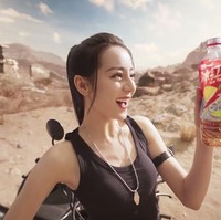 Dilraba Dilmurat tak hanya laris membintangi serial televisi. Berbagai iklan pun dibintangi aktris 29 tahun itu. Foto: Dok. Facebook