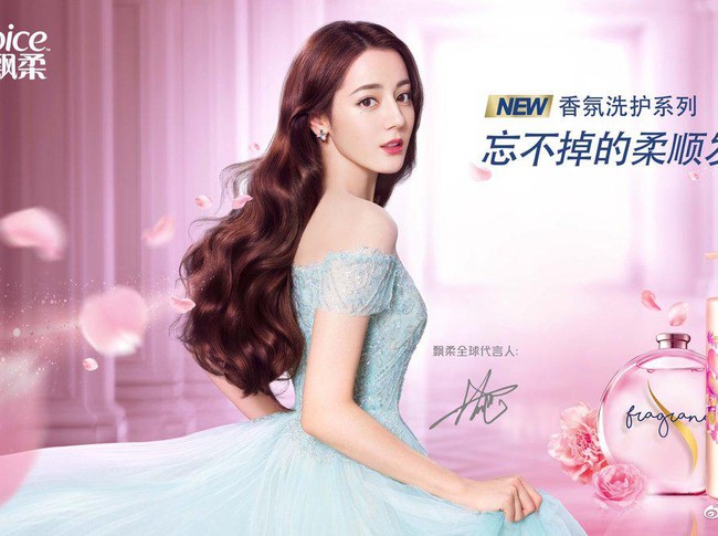 Menurut situs lokal China, sepanjang 2021, Dilraba Dilmurat menandatangi kontrak endorsement untuk 23 brand. Salah satunya adalah produk perawatan rambut Rejoice. Foto: Dok. Facebook