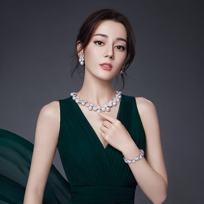 Sejak 2018 hingga kini Dilraba Dilmurat menjadi brand ambassador brand mutiara mewah asal Jepang, MIKIMOTO. Foto: Dok. Facebook