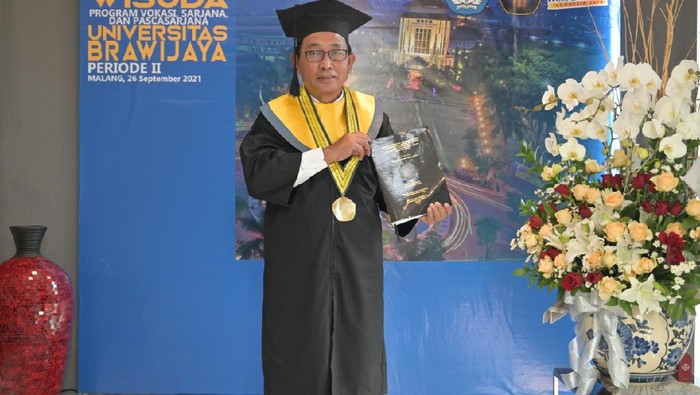 Direktur Hubungan Lembaga PT Bank Negara Indonesia Tbk (BNI) Sis Apik Wijayanto meraih gelar Doktor di Universitas Brawijaya Malang. DOk Istimewa
