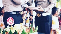 Dalam sebuah acara, Ega Prayudi mendapat potongan tumpeng dari salah satu rekannya. Tak lupa, ia berfoto sambil memegang sepiring nasi tumpeng dan lauk. Foto: Instagram @eghaprayudi