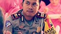 Gayanya dikenal santai, termasuk gayanya saat makan. Seperti pada foto ini, ia bertugas sambil disuguhi minuman. Foto: Instagram @eghaprayudi