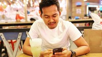 Gaya santainya juga terlihat di luar pekerjaannya sebagai polisi. Seperti pada saat makan di restoran keren ini. Ia memesan minuman segar sambil menunggu menu yang lain. Foto: Instagram @eghaprayudi