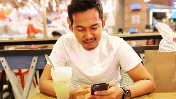 Gaya Santai Ega Prayudi, Putra Tukul Arwana saat Makan di Restoran Mewah