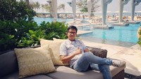Bukan hanya itu, momen Ega Prayuda juga terlihat pada foto ini. Santai di sebuah restoran kekinian dengan pemandangan kolam renang. Foto: Instagram @eghaprayudi