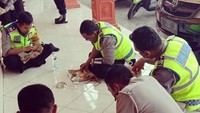 Ia juga sering membagikan kesehariannya bersama rekan polisinya. Termasuk saat makan nasi bungkus sambil duduk lesehan. Foto: Instagram @eghaprayudi