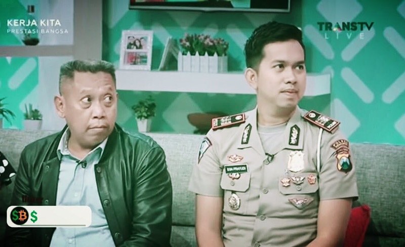 Gaya Santai Ega Prayudi saat Makan di Restoran Mewah
