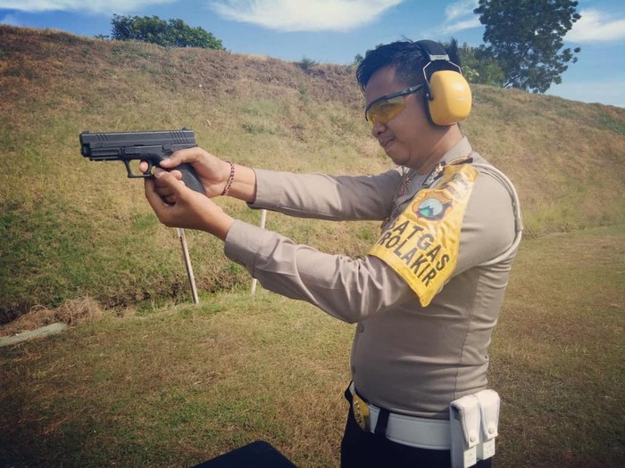 Gaya Santai Ega Prayudi saat Makan di Restoran Mewah