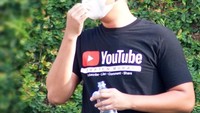 Berpose sambil memegang botol minum, ini gaya candid Aga Prayuda yang tetap berwibawa meski mengenakan kaos. Foto: Instagram @eghaprayudi